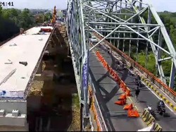 Pemotor di Blitar Terekam CCTV Gulingkan Water Barrier dan Rusak 3 Mobil