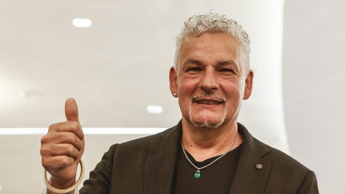 ROME, ITALY, JUNE 02: Italian former football star Roberto Baggio arrives to attend the inauguration of the new route to Buenos Aires, at Romes Fiumicino international airport, Italy, on June 02, 2022. The first flight of the new route is operated by the Airbus A350 which has been entitled to the Italian former football star Roberto Baggio. (Photo by Riccardo De Luca/Anadolu Agency via Getty Images)