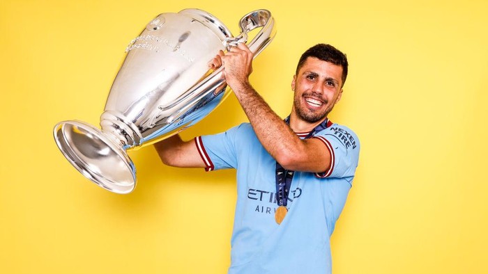 ISTANBUL, TURKEY - JUNE 10: Rodri of Manchester City poses with the UEFA Champions League Trophy after the UEFA Champions League 2022/23 final match between FC Internazionale and Manchester City FC/Real Madrid on June 10, 2023 in Istanbul, Turkey. (Photo by Francois Nel - UEFA/UEFA via Getty Images)