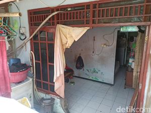 Penampakan Rumah Jebol, Saksi Bisu Evakuasi Pria Obesitas 300 Kg di Tangerang Penampakan Rumah Jebol, Saksi Bisu Evakuasi Pria Obesitas 300 Kg di Tangerang