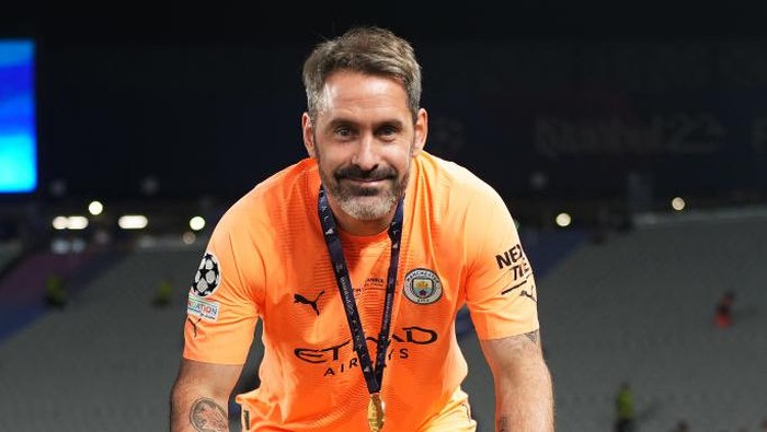 ISTANBUL, TURKEY - JUNE 10: Scott Carson of Manchester City poses for a photograph with the UEFA Champions League trophy after the teams victory in the UEFA Champions League 2022/23 final match between FC Internazionale and Manchester City FC at Atatuerk Olympic Stadium on June 10, 2023 in Istanbul, Turkey. (Photo by Lexy Ilsley - Manchester City/Manchester City FC via Getty Images)