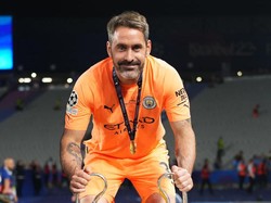 Scott Carson: Tak Berkeringat, Dapat Medali dan Angkat Trofi