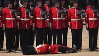 Sejumlah Prajurit Inggris Pingsan Saat Parade Militer