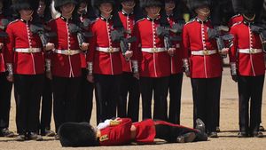 Sejumlah Prajurit Inggris Pingsan Saat Parade Militer