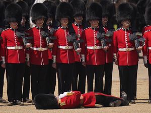 Sejumlah Prajurit Inggris Pingsan Saat Parade Militer