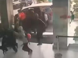 Viral Video Tawuran di Bekasi, Ibu-ibu Baru Keluar RS Terinjak-injak