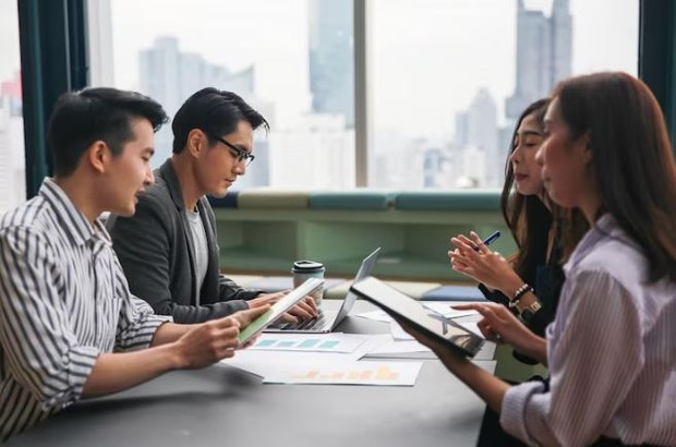 Sering bertemu untuk diskusi. foto freepik.com: user6699736 Sering bertemu untuk diskusi. foto freepik.com: user6699736