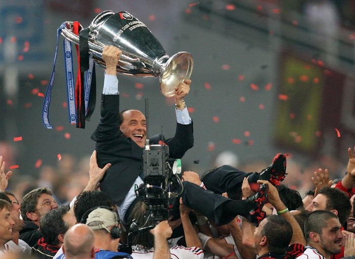 (GERMANY OUT)   Griechenland, Athen: UEFA Champions League, Saison 2006/2007, Finale, AC Mailand - FC Liverpool 2:1 - Mailands Praesident Silvio Berlusconi wird auf Schultern getragen und praesentiert den Pokal - 23.05.2007 Gesperrt-für-Italien!
Not-available-for-Italy!   (Photo by Pressefoto Ulmerullstein bild via Getty Images)