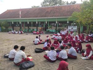 Takut Gempa Susulan, Siswa SD di Bojonegoro Kerjakan Ujian di Halaman Sekolah Takut Gempa Susulan, Siswa SD di Bojonegoro Kerjakan Ujian di Halaman Sekolah