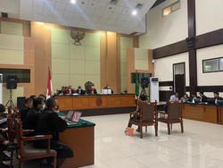 Hakim dan Pengacara Haris-Fatia Cecar Staf Luhut soal Perbedaan Keterangan