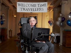 Kisah Fenomenal Stephen Hawking Bikin Pesta Penjelajah Waktu