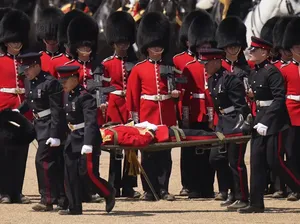Kepanasan, Tentara Inggris Pingsan Saat Latihan Parade HUT Raja Charles