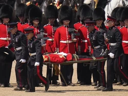 Kepanasan, Tentara Inggris Pingsan Saat Latihan Parade HUT Raja Charles