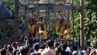 Tradisi Ayunan Jantra Sedot Perhatian Wisatawan