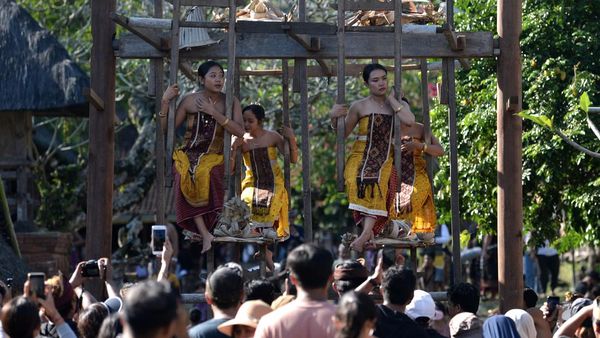 Tradisi Ayunan Jantra Sedot Perhatian Wisatawan