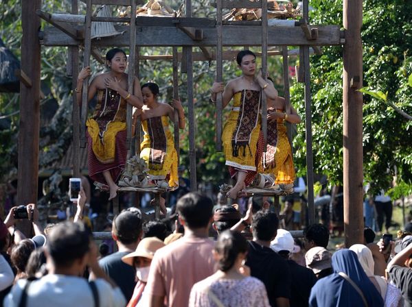 Tradisi Ayunan Jantra Sedot Perhatian Wisatawan