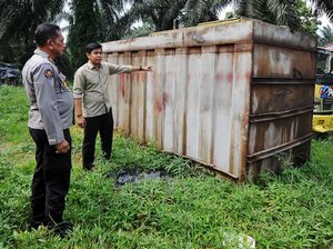 Momen Truk Pengangkut Minyak Ilegal di Jambi Ditangkap Polisi Momen Truk Pengangkut Minyak Ilegal di Jambi Ditangkap Polisi