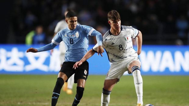 Soccer Football - FIFA Under-20 World Cup - Final - Uruguay v Italy - Estadio Unico Diego Armando Maradona, La Plata, Argentina - June 11, 2023 Uruguay's Rodrigo Chagas in action with Italy's Cesare Casadei REUTERS/Agustin Marcarian