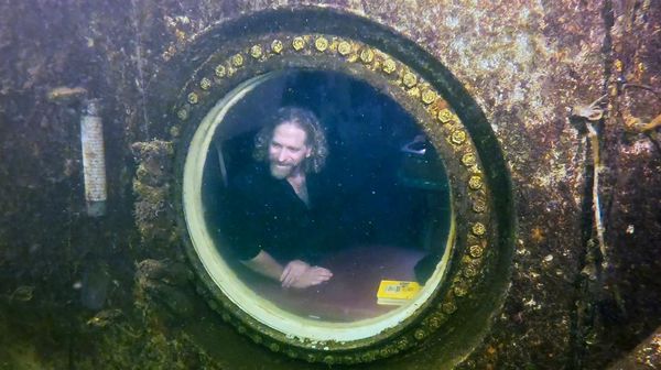 Aquaman 100 Hari Hidup di Bawah Air