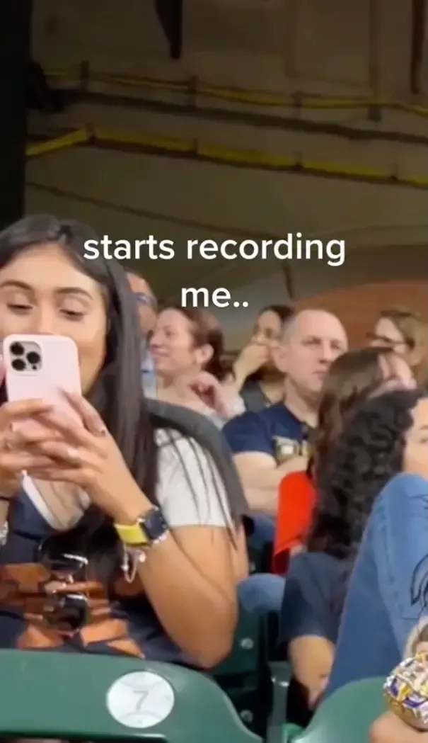 Viral di TikTok! Perempuan Ini Dibully oleh Sesama Perempuan saat Foto Selfie, Netizen Mana 'Women Support Women'?