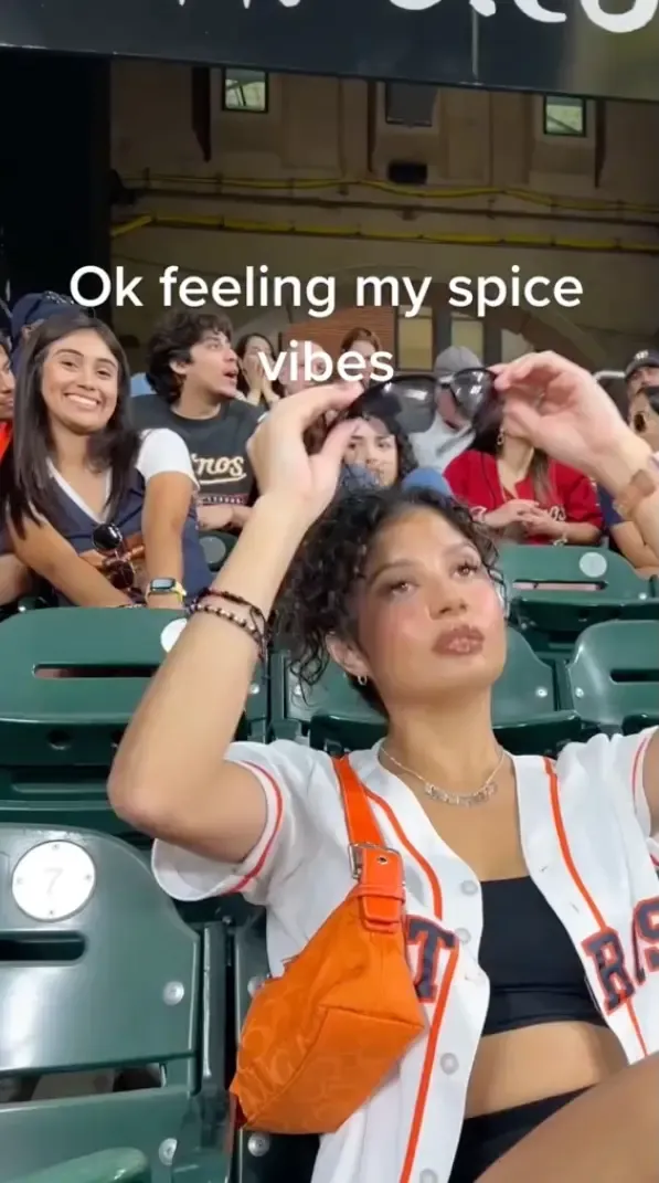 Viral di TikTok! Perempuan Ini Dibully oleh Sesama Perempuan saat Foto Selfie, Netizen Mana 'Women Support Women'?