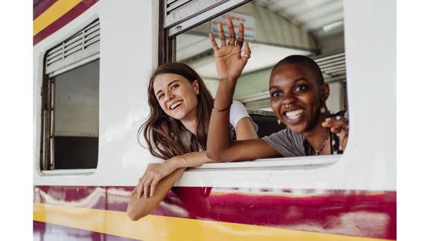 Ilustrasi dua orang perempuan yang tengah berada di dalam kereta.