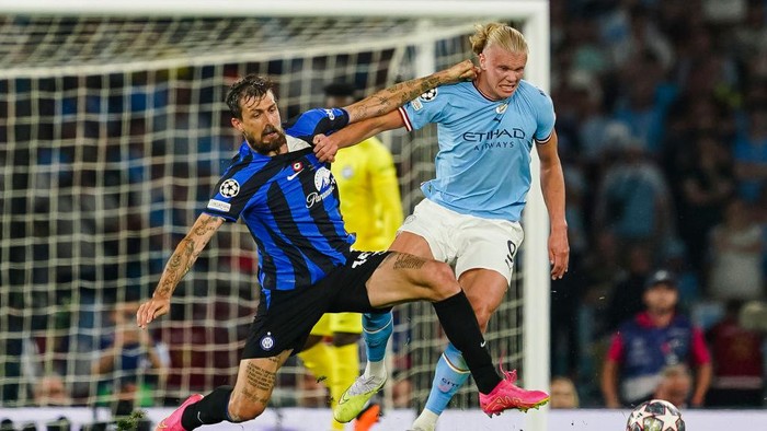 ISTANBUL, TURKEY - JUNE 10: Francesco Acerbi of Internazionale (L) battles for the ball with Erling Haaland of Manchester City (R) during the UEFA Champions League 2022/23 final match between FC Internazionale and Manchester City FC at Atatuerk Olympic Stadium on June 10, 2023 in Istanbul, Turkey. (Photo by Daniela Porcelli/Eurasia Sport Images/Getty Images)