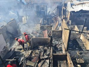 Diduga Lupa Matikan Kompor, 35 Rumah Semi Permanen di Denpasar Terbakar Diduga Lupa Matikan Kompor, 35 Rumah Semi Permanen di Denpasar Terbakar