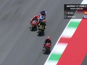 Detik-detik Marquez Acungkan Jari Tengah Lalu Motornya Tabrak Zarco