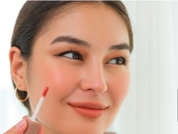 Review Allglows, Liquid Makeup dengan Warna Intens dan Tahan Lama