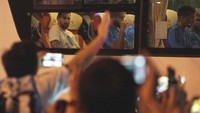 Tampak Lionel Messi duduk di bagian belakang bus. (AP Photo/Ng Han Guan)
