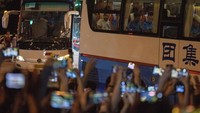 Suporter China bersorak ketika bus yang membawa Timnas Argentina melintas. (AP Photo/Ng Han Guan)