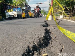 Jalan Prambanan-Manisrenggo Klaten Ambles, 10 Truk Uruk Tol Ditilang Jalan Prambanan-Manisrenggo Klaten Ambles, 10 Truk Uruk Tol Ditilang