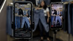 Berkat Live di Medsos, Omzet Pedagang Pasar Tanah Abang Nambah Cuan