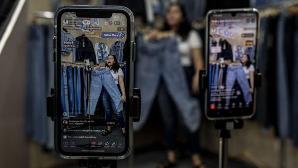 Berkat Live di Medsos, Omzet Pedagang Pasar Tanah Abang Nambah Cuan