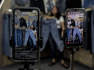 Berkat Live di Medsos, Omzet Pedagang Pasar Tanah Abang Nambah Cuan Berkat Live di Medsos, Omzet Pedagang Pasar Tanah Abang Nambah Cuan
