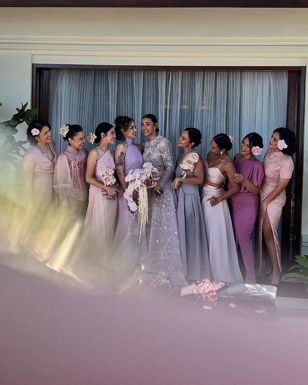 Bridesmaid Adinia Wirasti