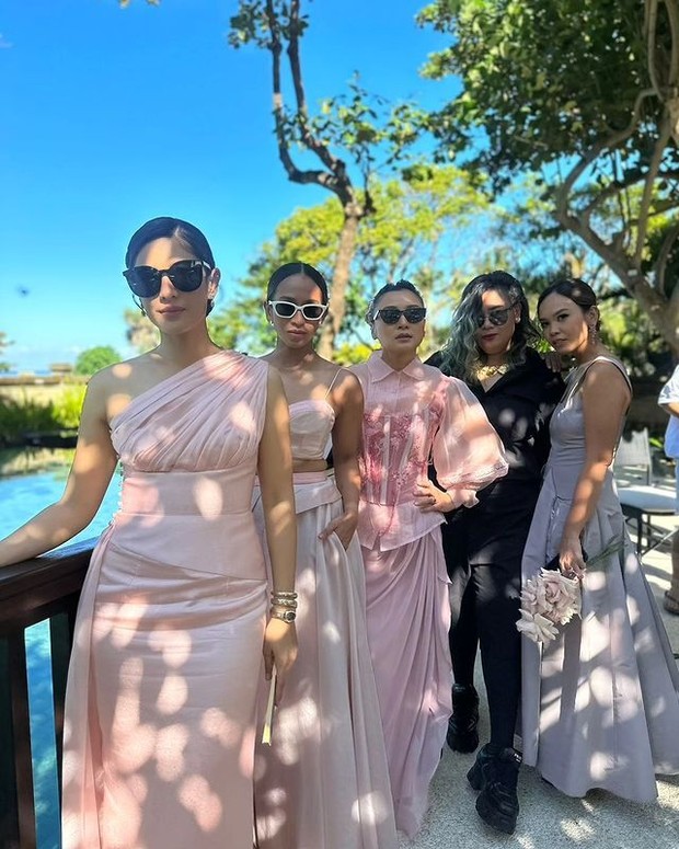 Bridesmaid Adinia Wirasti