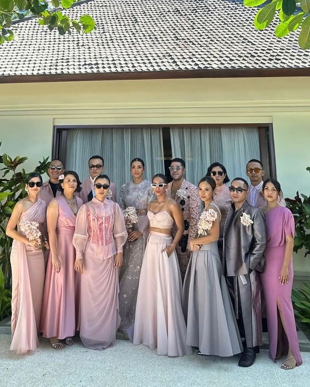Bridesmaid Adinia Wirasti