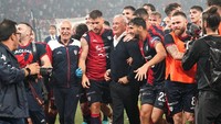 Kemenangan di leg kedua atas Bari memastikan tiket promosi buat Cagliari. Foto: NurPhoto via Getty Images/NurPhoto