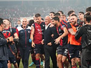 Trofi Promosi Cagliari Dicolong Fans, eh Dibalikin Lagi!