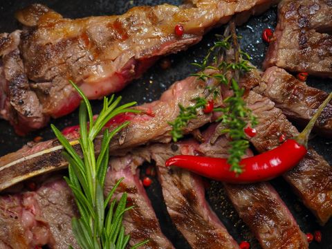 Terlalu banyak makan daging merah dapat meningkatkan penyakit jantung.