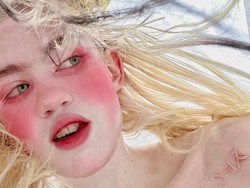 Grimes Bertransformasi Dalam Tubuh Alien, Ada Tato Cakar dan Gigi Geripis