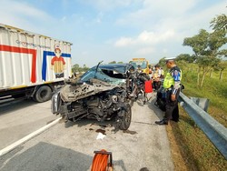 Innova Pecah Ban Tabrak Truk di Tol Jombang, 2 Penumpang Luka Berat