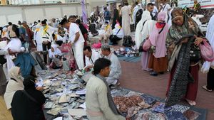 Jamaah Haji Indonesia Serbu Pasar Oleh-oleh Dadakan di Makkah