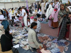 Jamaah Haji Indonesia Serbu Pasar Oleh-oleh Dadakan di Makkah Jamaah Haji Indonesia Serbu Pasar Oleh-oleh Dadakan di Makkah
