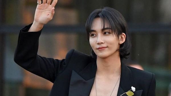 8 Foto Jeonghan Seventeen Hadiri Fashion Show YSL, Visualnya Bikin Terpana