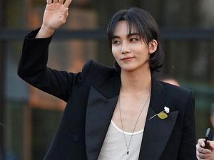 8 Foto Jeonghan Seventeen Hadiri Fashion Show YSL, Visualnya Bikin Terpana 8 Foto Jeonghan Seventeen Hadiri Fashion Show YSL, Visualnya Bikin Terpana