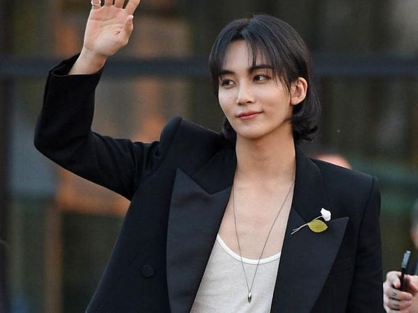 8 Foto Jeonghan Seventeen Hadiri Fashion Show YSL, Visualnya Bikin Terpana