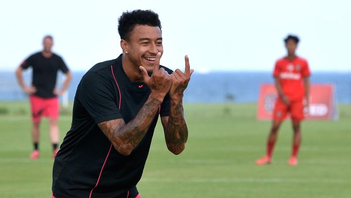Jesse Lingard kunjungi TC Bali United Pesepak bola Inggris Jesse Lingard berlari di lapangan Training Center (TC) Bali United, Gianyar, Bali, Senin (12/6/2023). Pada kunjungannya, mantan pemain Manchester United dan Nottingham Forest tersebut melihat langsung fasilitas-fasilitas di pusat pelatihan yang dimiliki Bali United serta berbagi pengalaman dan motivasi kepada para pemain muda di Bali. ANTARA FOTO/Fikri Yusuf/rwa.